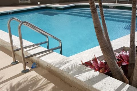 Condominio en alquiler en Miami, Florida, 1 dormitorio, 74.04 m2 № 1375615 - foto 10