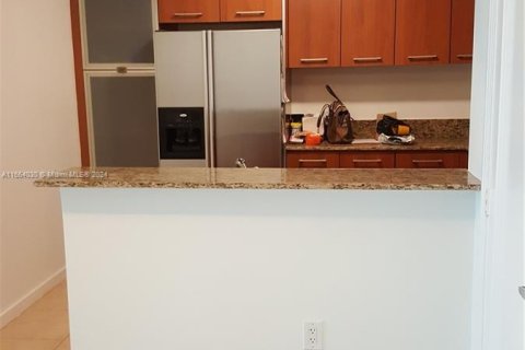 Condominio en alquiler en Miami, Florida, 1 dormitorio, 74.04 m2 № 1375615 - foto 3