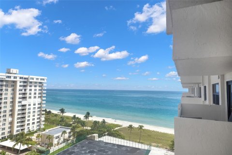 Condominio en venta en Lauderdale-by-the-Sea, Florida, 1 dormitorio, 100.33 m2 № 716492 - foto 13