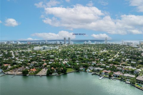 House in Miami Beach, Florida 5 bedrooms, 408.86 sq.m. № 1370488 - photo 21