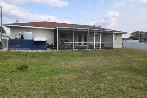 House in Lehigh Acres, Florida 3 bedrooms, 107.4 sq.m. № 1370529 - photo 12