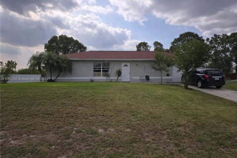 House in Lehigh Acres, Florida 3 bedrooms, 107.4 sq.m. № 1370529 - photo 1