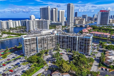 Copropriété à vendre à Hallandale Beach, Floride: 2 chambres, 99.87 m2 № 1309197 - photo 29