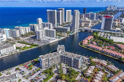 Condo in Hallandale Beach, Florida, 2 bedrooms  № 1309197 - photo 26