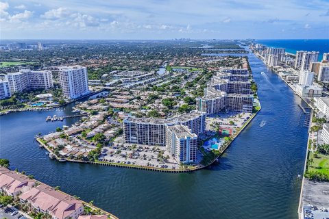 Condo in Hallandale Beach, Florida, 2 bedrooms  № 1309197 - photo 24