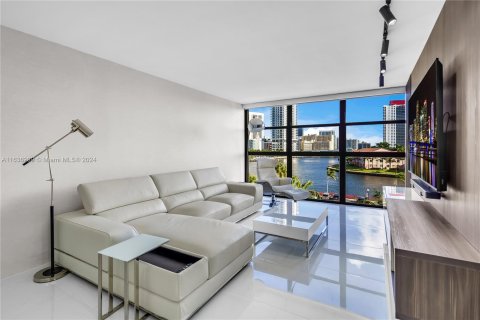 Copropriété à vendre à Hallandale Beach, Floride: 2 chambres, 99.87 m2 № 1309197 - photo 3