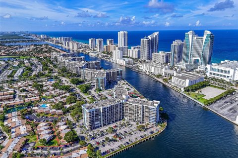 Condo in Hallandale Beach, Florida, 2 bedrooms  № 1309197 - photo 22