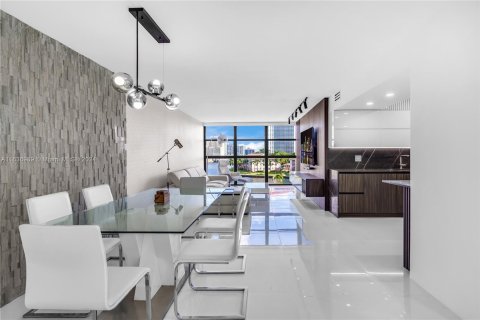 Copropriété à vendre à Hallandale Beach, Floride: 2 chambres, 99.87 m2 № 1309197 - photo 1