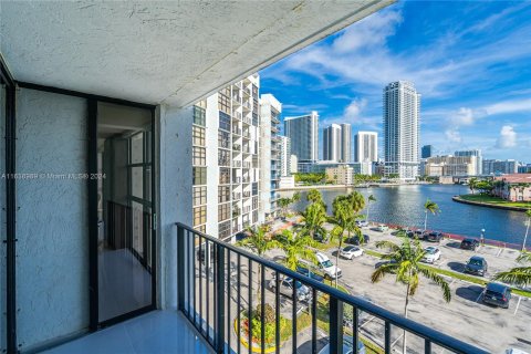 Condo in Hallandale Beach, Florida, 2 bedrooms  № 1309197 - photo 28