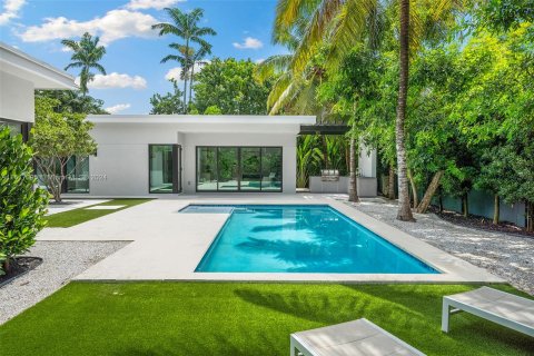 House in Miami, Florida 7 bedrooms, 613.15 sq.m. № 1309207 - photo 17