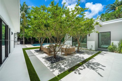 House in Miami, Florida 7 bedrooms, 613.15 sq.m. № 1309207 - photo 14