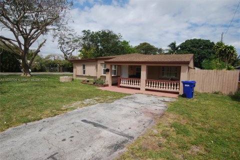 House in North Miami Beach, Florida 3 bedrooms, 118.54 sq.m. № 1309352 - photo 2