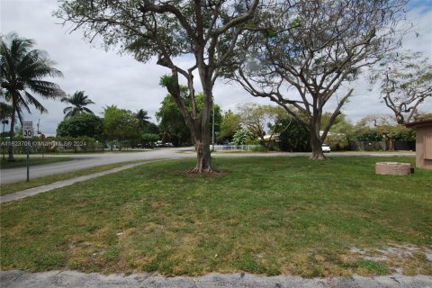 House in North Miami Beach, Florida 3 bedrooms, 118.54 sq.m. № 1309352 - photo 5