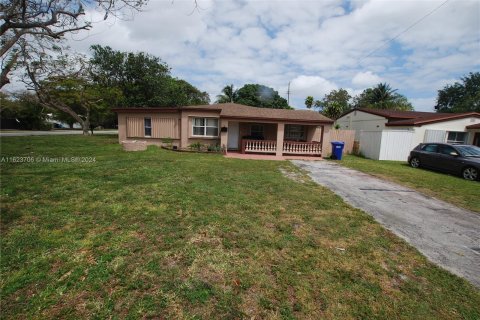 House in North Miami Beach, Florida 3 bedrooms, 118.54 sq.m. № 1309352 - photo 1