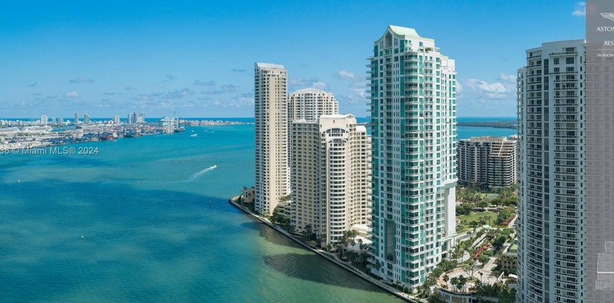 Condominio en Miami, Florida, 3 dormitorios  № 1358745