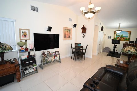 Casa en venta en Miami, Florida, 3 dormitorios, 109.62 m2 № 1358792 - foto 18