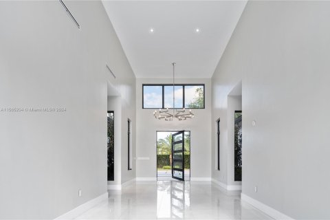 House in Miami, Florida 5 bedrooms, 483.28 sq.m. № 1102994 - photo 5