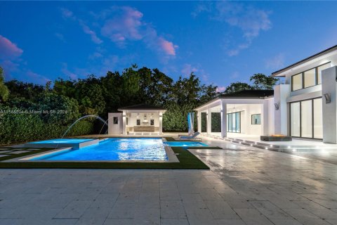 House in Miami, Florida 5 bedrooms, 483.28 sq.m. № 1102994 - photo 3