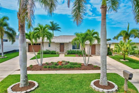 House in Marco Island, Florida 3 bedrooms № 1103043 - photo 1
