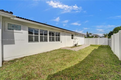 House in Hollywood, Florida 3 bedrooms, 148.74 sq.m. № 1162122 - photo 26
