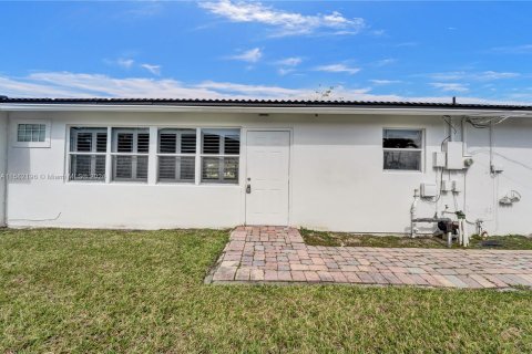 House in Hollywood, Florida 3 bedrooms, 148.74 sq.m. № 1162122 - photo 23