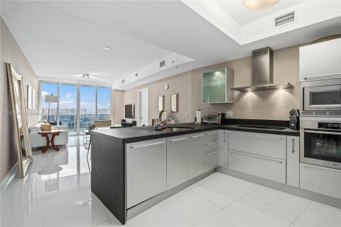 Condominio en venta en Sunny Isles Beach, Florida, 2 dormitorios, 109.9 m2 № 785520 - foto 2