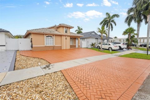 Casa en venta en Hialeah Gardens, Florida, 3 dormitorios, 144 m2 № 1333060 - foto 3