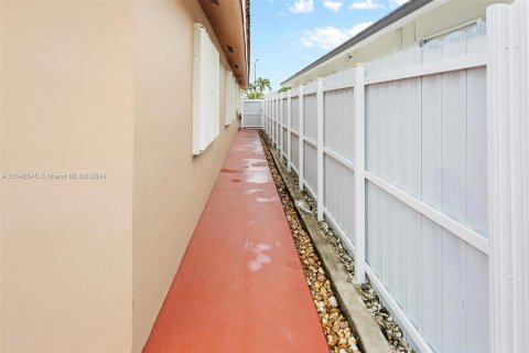 Casa en venta en Hialeah Gardens, Florida, 3 dormitorios, 144 m2 № 1333060 - foto 7