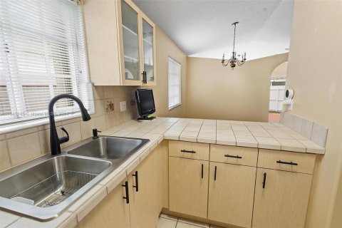 Casa en venta en Hialeah Gardens, Florida, 3 dormitorios, 144 m2 № 1333060 - foto 19