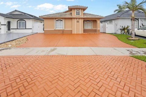 House in Hialeah Gardens, Florida 3 bedrooms, 144 sq.m. № 1333060 - photo 1