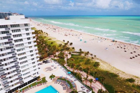 Condo in Miami Beach, Florida, 1 bedroom  № 1171807 - photo 16