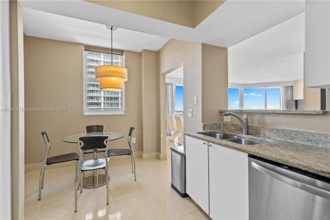 Condo in Sunny Isles Beach, Florida, 3 bedrooms  № 1413479 - photo 13