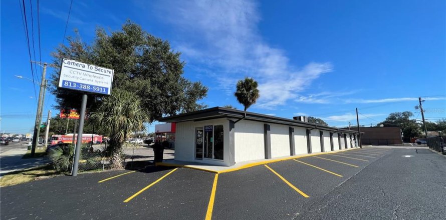 Commercial property in Tampa, Florida 631.46 sq.m. № 891181