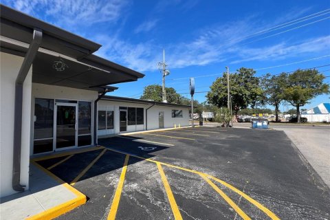 Commercial property in Tampa, Florida 631.46 sq.m. № 891181 - photo 10