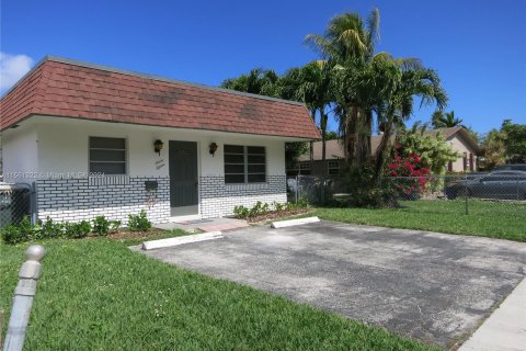 Villa ou maison à vendre à Hallandale Beach, Floride: 2 chambres, 105.44 m2 № 1095622 - photo 1