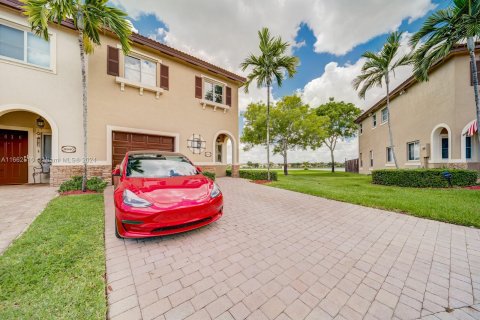 Townhouse in Cutler Bay, Florida 3 bedrooms, 168.34 sq.m. № 1370467 - photo 2