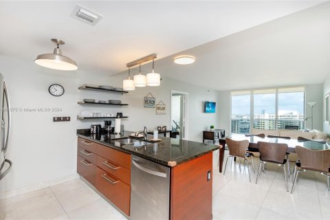 Condominio en venta en Hallandale Beach, Florida, 2 dormitorios, 100.89 m2 № 1370542 - foto 11