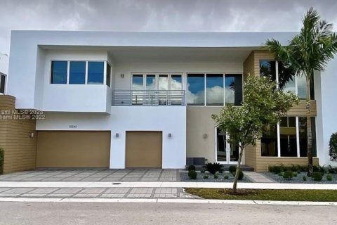 House in Doral, Florida 5 bedrooms, 405.8 sq.m. № 691345 - photo 1