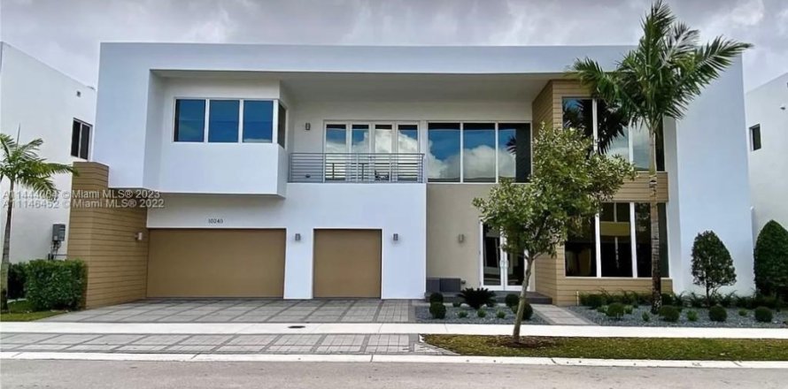 House in Doral, Florida 5 bedrooms, 405.8 sq.m. № 691345