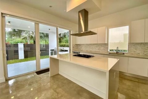 House in Doral, Florida 5 bedrooms, 405.8 sq.m. № 691345 - photo 5