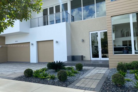 Casa en venta en Doral, Florida, 5 dormitorios, 405.8 m2 № 691345 - foto 2