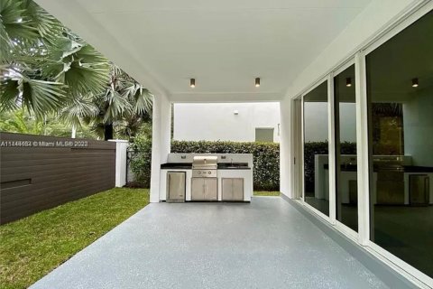 House in Doral, Florida 5 bedrooms, 405.8 sq.m. № 691345 - photo 17