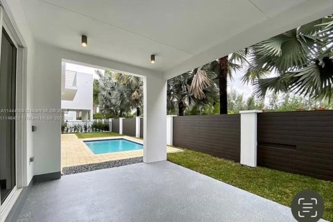House in Doral, Florida 5 bedrooms, 405.8 sq.m. № 691345 - photo 13
