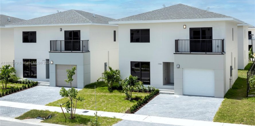 House in Florida City, Florida 5 bedrooms № 1268846