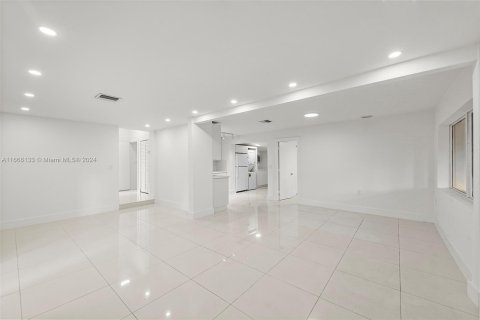 House in Miami, Florida 4 bedrooms, 155.52 sq.m. № 1386102 - photo 7