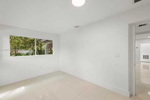 House in Miami, Florida 4 bedrooms, 155.52 sq.m. № 1386102 - photo 13