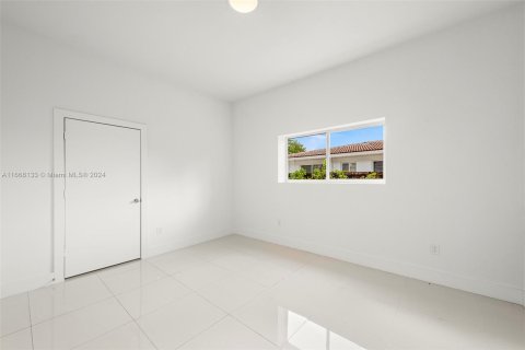 House in Miami, Florida 4 bedrooms, 155.52 sq.m. № 1386102 - photo 23