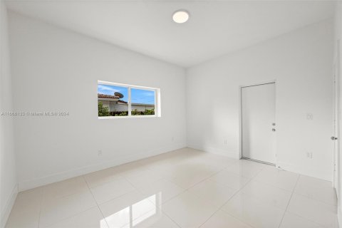 House in Miami, Florida 4 bedrooms, 155.52 sq.m. № 1386102 - photo 22