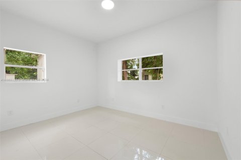 House in Miami, Florida 4 bedrooms, 155.52 sq.m. № 1386102 - photo 26