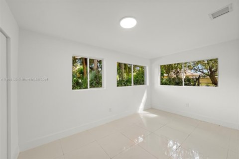 House in Miami, Florida 4 bedrooms, 155.52 sq.m. № 1386102 - photo 12